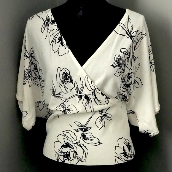 NEW! Le Chateau Floral Wrap Style Top - Picture 2 of 5